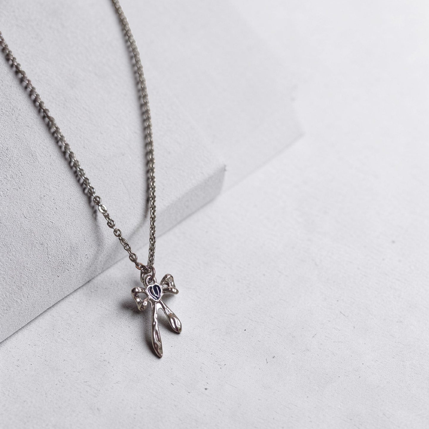 Collar Plateado - Liston Moño con Piedra Negra