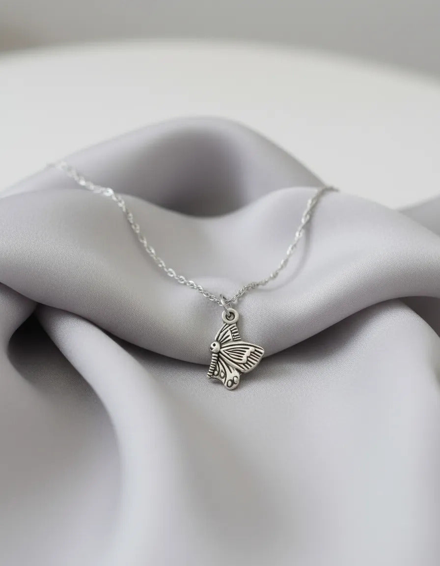 Collar Plateado - Lindo Collar Color Plata Con Dije Mariposa