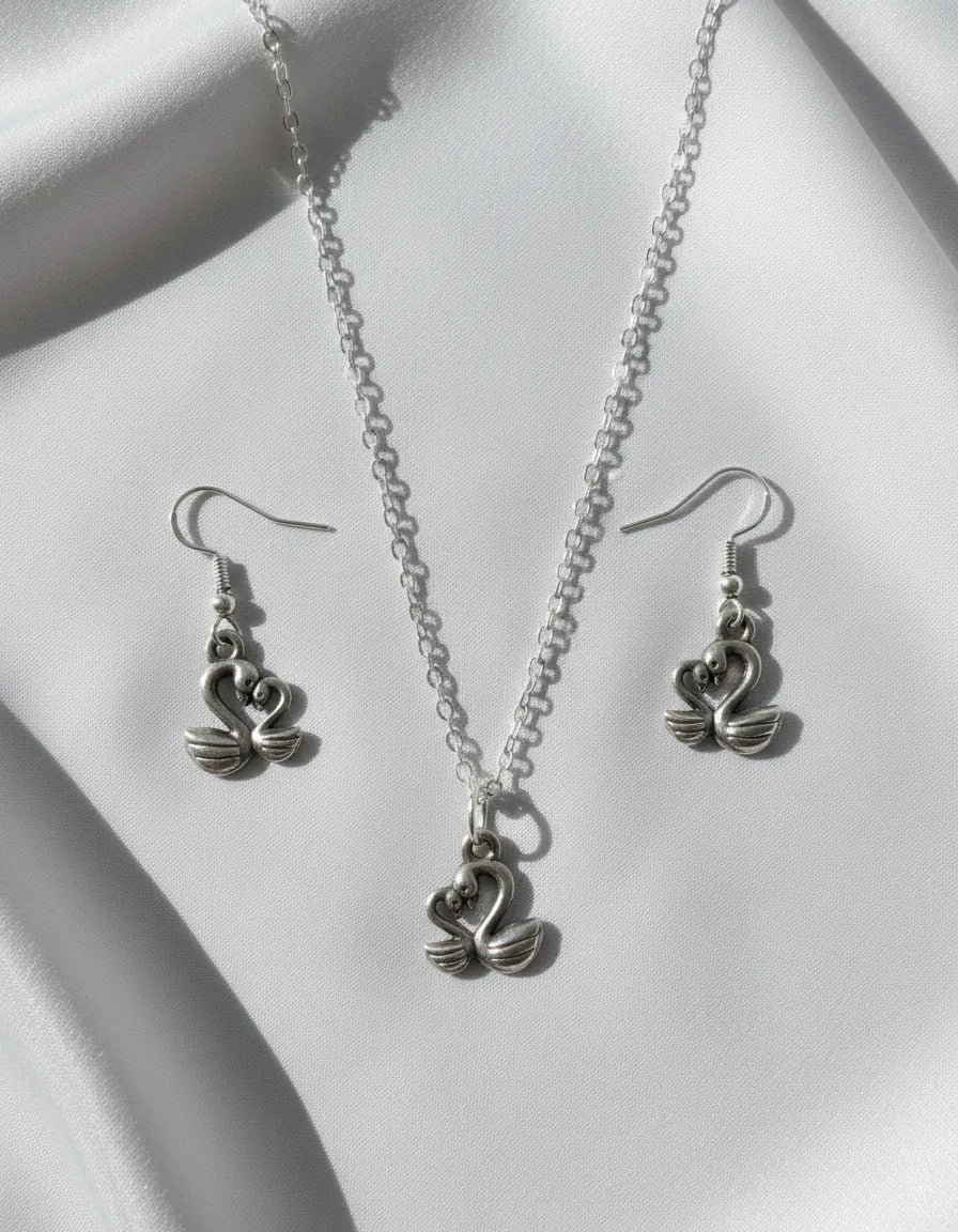Juego Plateado - Cisnes Enamorados Collar y Aretes