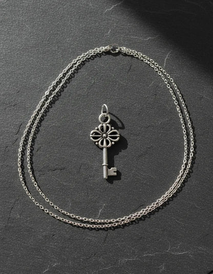 Collar Plateado -  Llave Flor