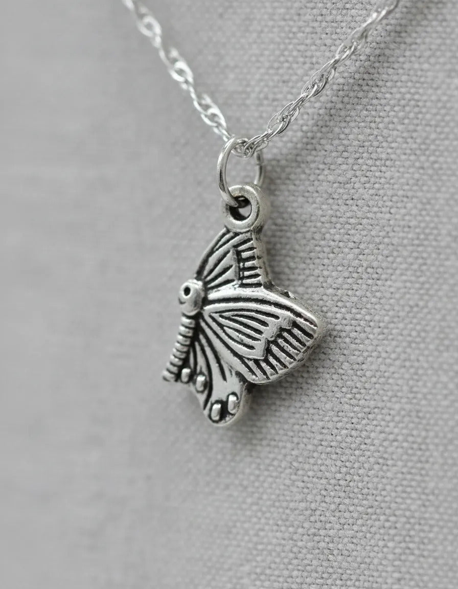 Collar Plateado - Lindo Collar Color Plata Con Dije Mariposa