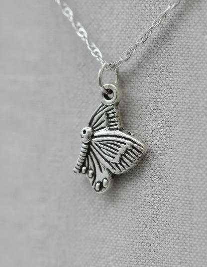 Collar Plateado - Lindo Collar Color Plata Con Dije Mariposa
