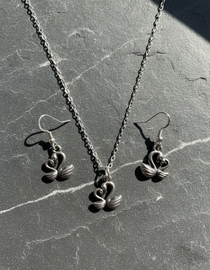 Juego Plateado - Cisnes Enamorados Collar y Aretes