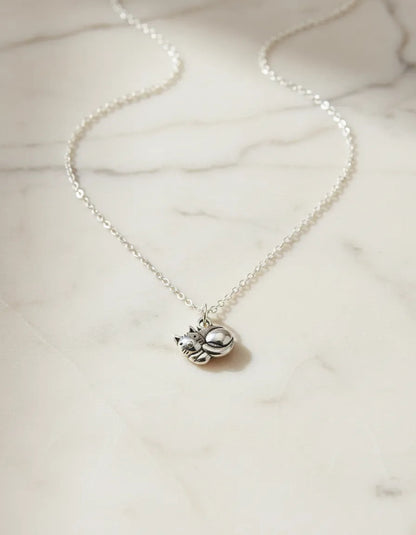 Collar Plateado - Gatito Tierno Acostado