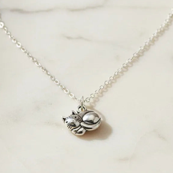 Collar Plateado - Gatito Tierno Acostado
