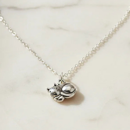 Collar Plateado - Gatito Tierno Acostado