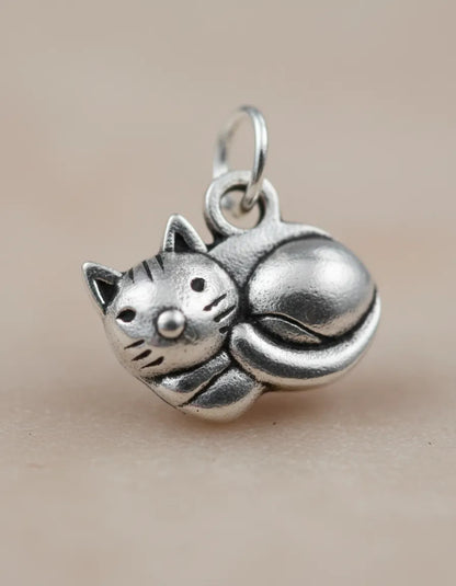 Collar Plateado - Gatito Tierno Acostado