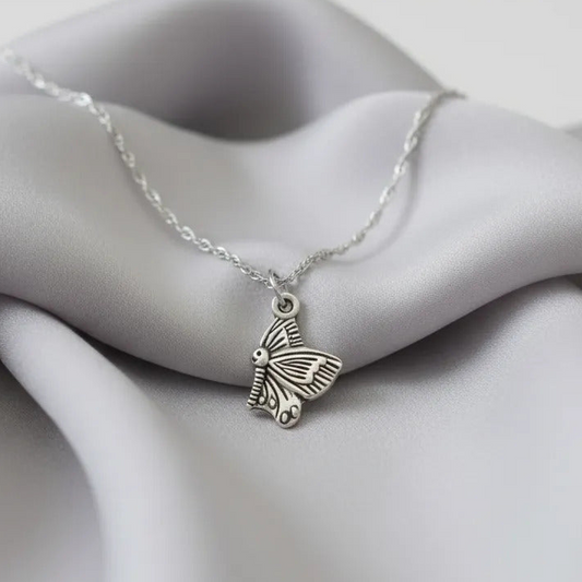 Collar Plateado - Lindo Collar Color Plata Con Dije Mariposa