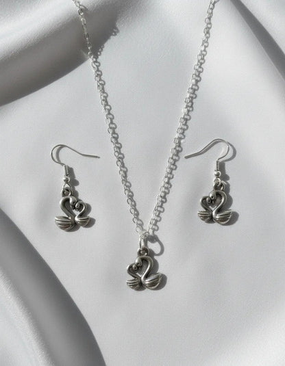 Juego Plateado - Cisnes Enamorados Collar y Aretes