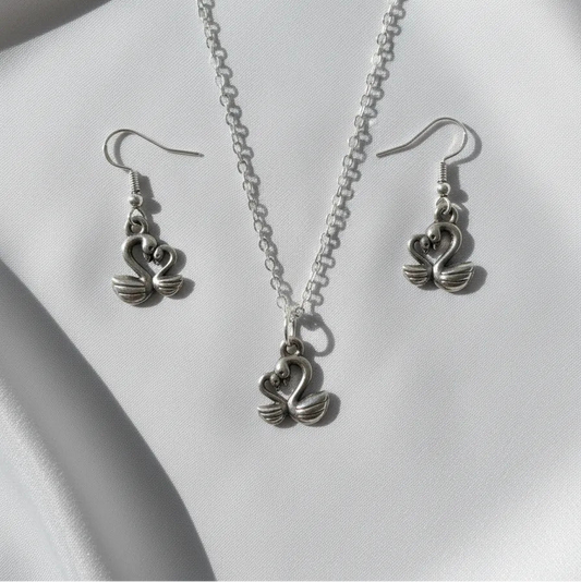 Juego Plateado - Cisnes Enamorados Collar y Aretes