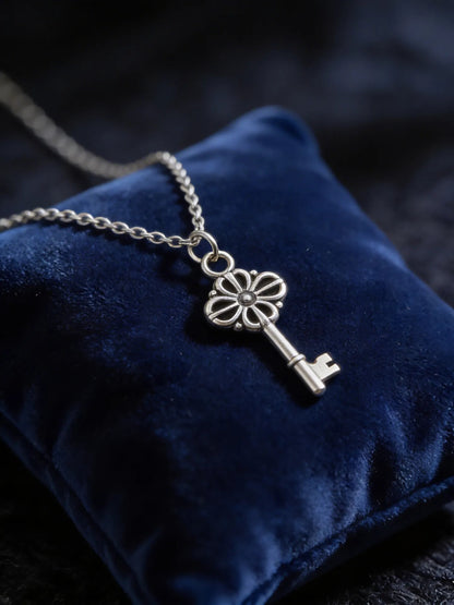 Collar Plateado -  Llave Flor