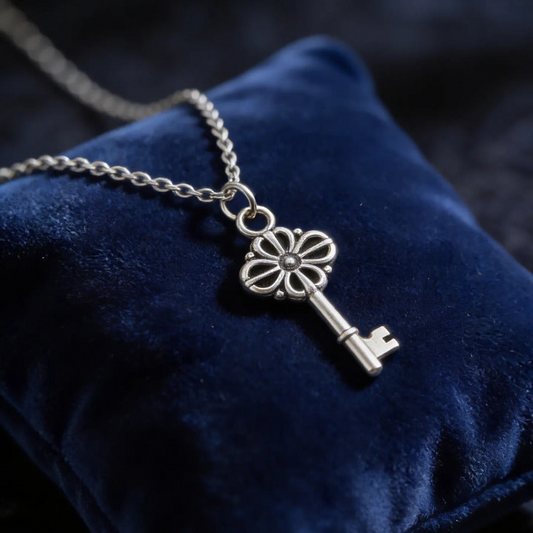 Collar Plateado -  Llave Flor