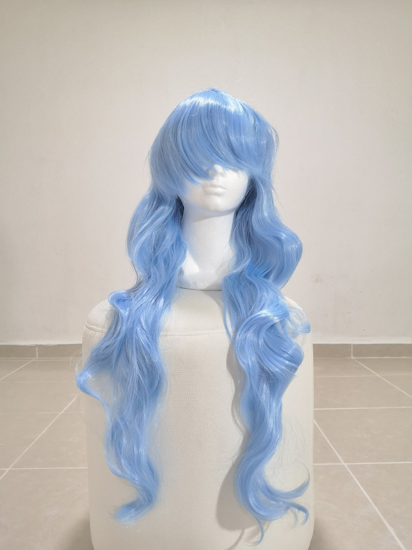 Peluca JOY Azul Bebe Ondulada Larga con Fleco O.24
