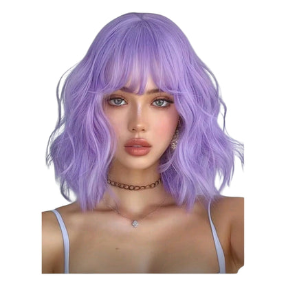 Peluca Morado Lila Ondulada Corta con Fleco y Simulacion Raiz (SHWC)