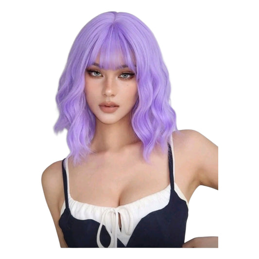 Peluca Morado Lila Ondulada Corta con Fleco y Simulacion Raiz (SHWC)