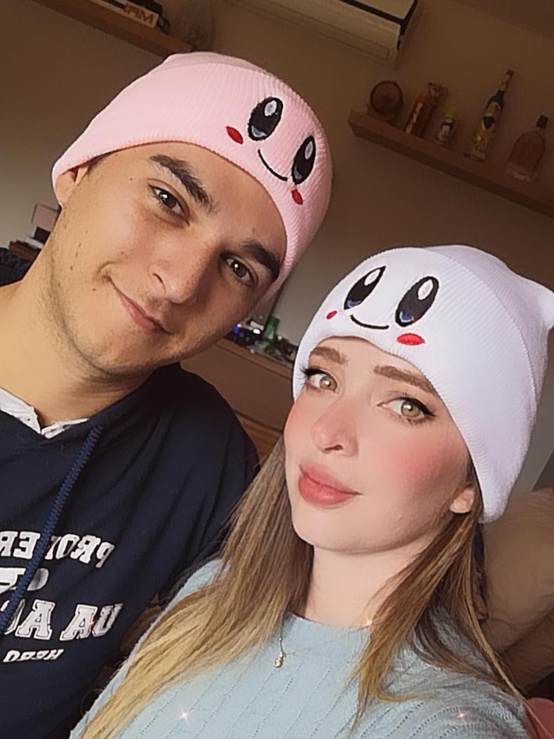 Duo Beanie Rosa Y Blanco Ojitos Gorrito Kirby Invierno Geek